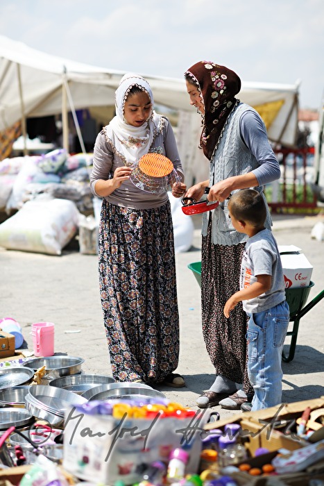 Frauen kaufen ein auf dem Wochenmarkt