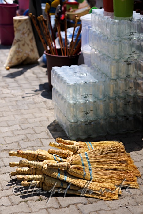 Kehrbesen auf dem Wochenmarkt