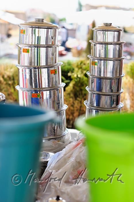 Kochtöpfe auf dem Wochenmarkt