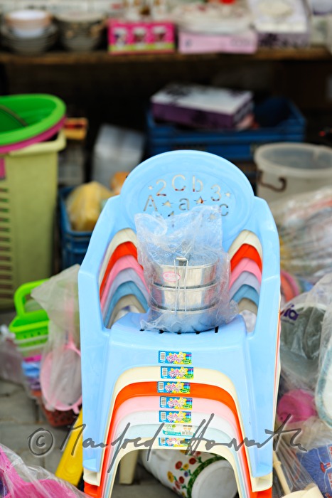 Plastiksessel auf dem Wochenmarkt