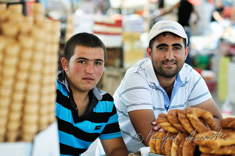Brot-Verkäufer in in ihrem Stand