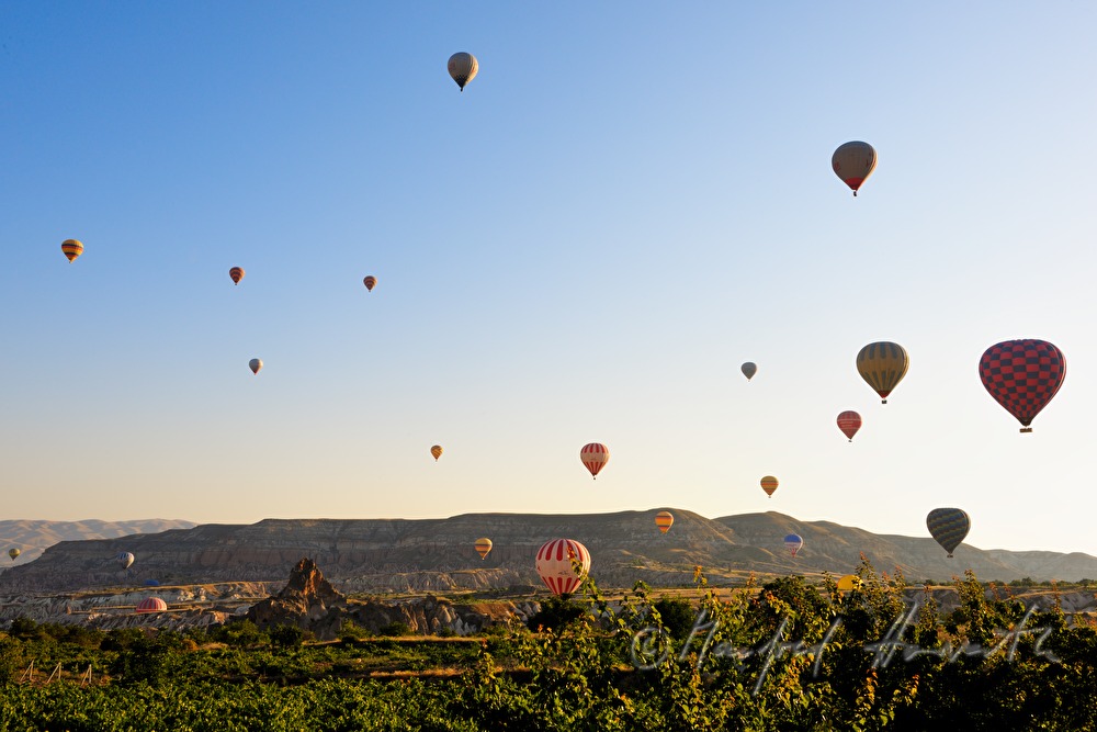 Heißluftballone überfliegen die Tuffstein-Landschaft