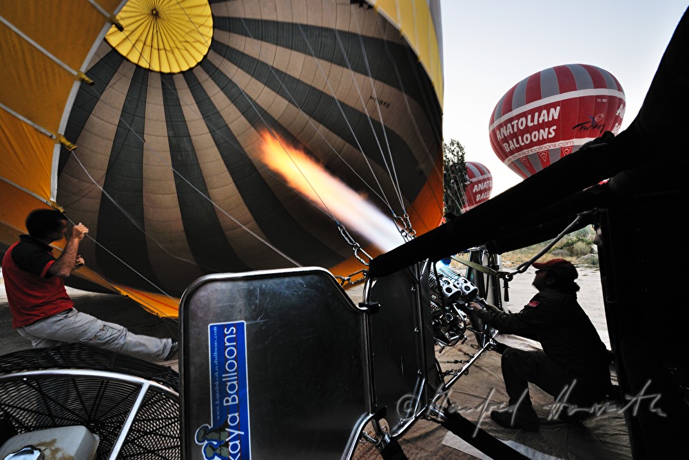 Heißluftballon wird am Startplatz aufgeblasen