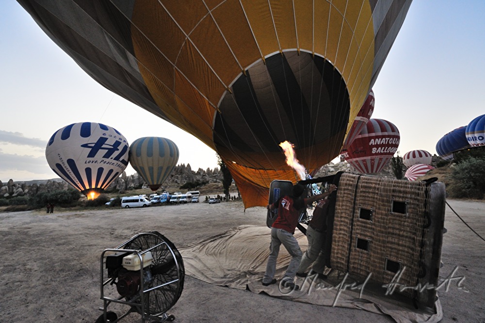 Heißluftballon wird am Startplatz aufgeblasen