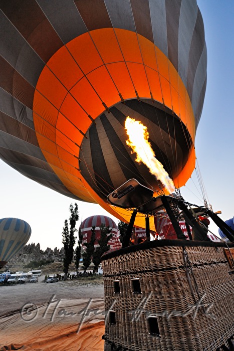 Heißluftballon wird am Startplatz aufgeblasen
