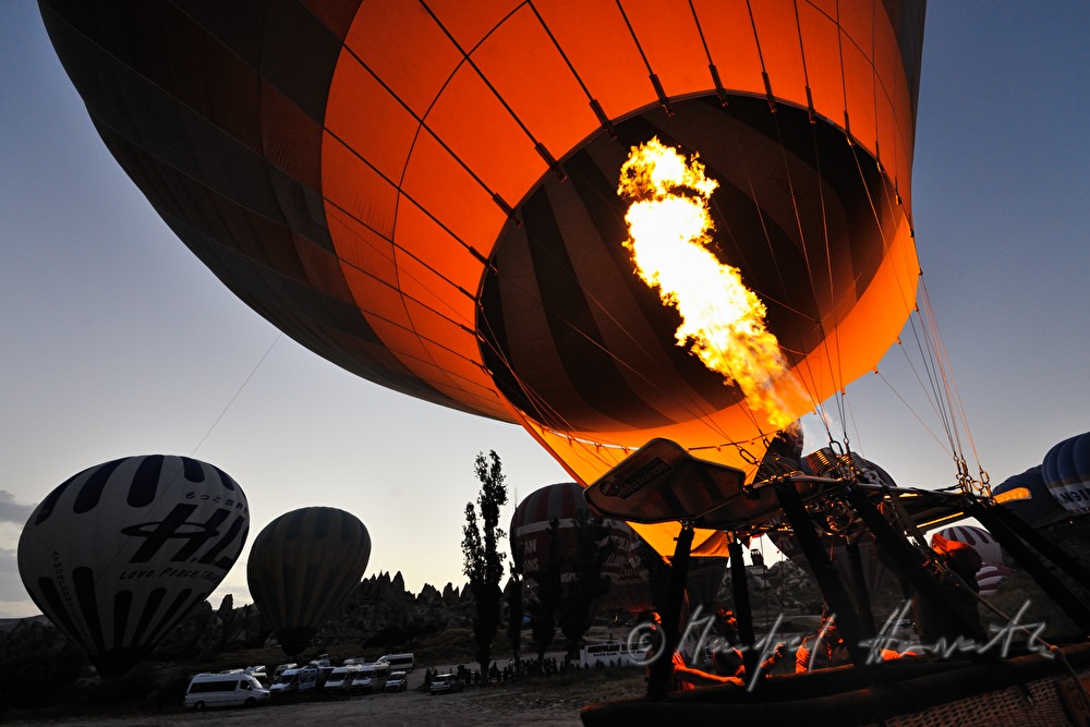Heißluftballon wird am Startplatz aufgeblasen