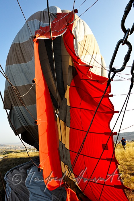 Heißluftballon wird am Startplatz aufgeblasen
