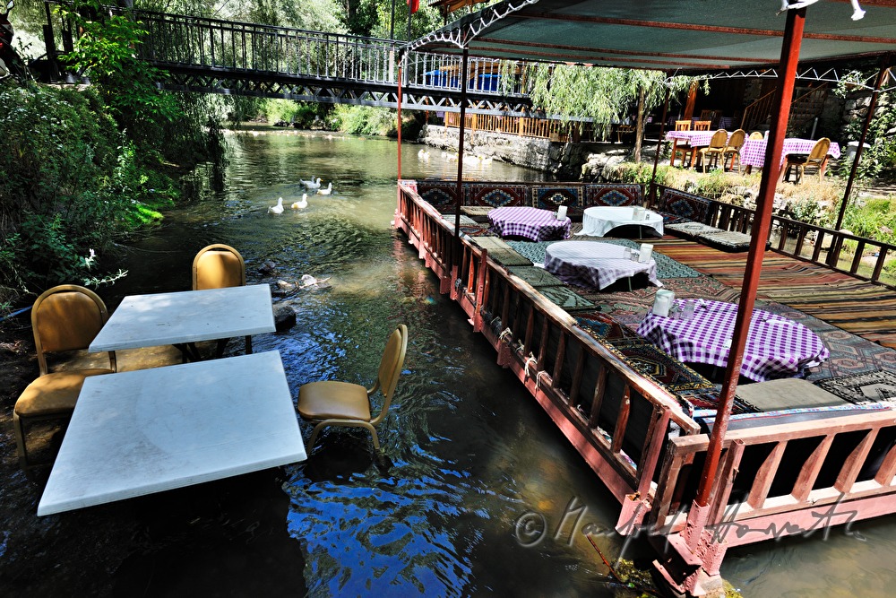 Cafe an einem Fluss