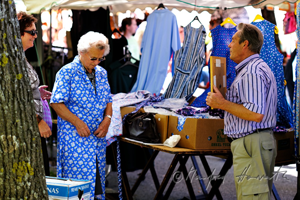 Bekleidungs-Stand beim Markt vor der Basilika