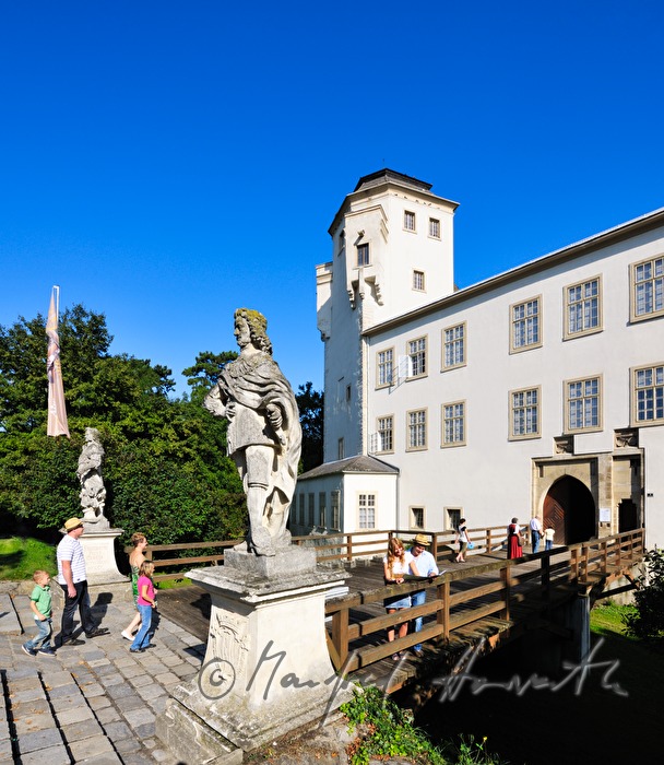 Besucher betreten das Urgeschichte-Museum im Schloss