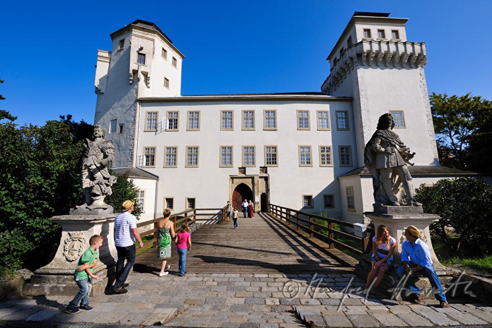 Besucher betreten das Urgeschichte-Museum im Schloss