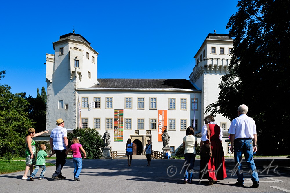 Besucher betreten das Urgeschichte-Museum im Schloss