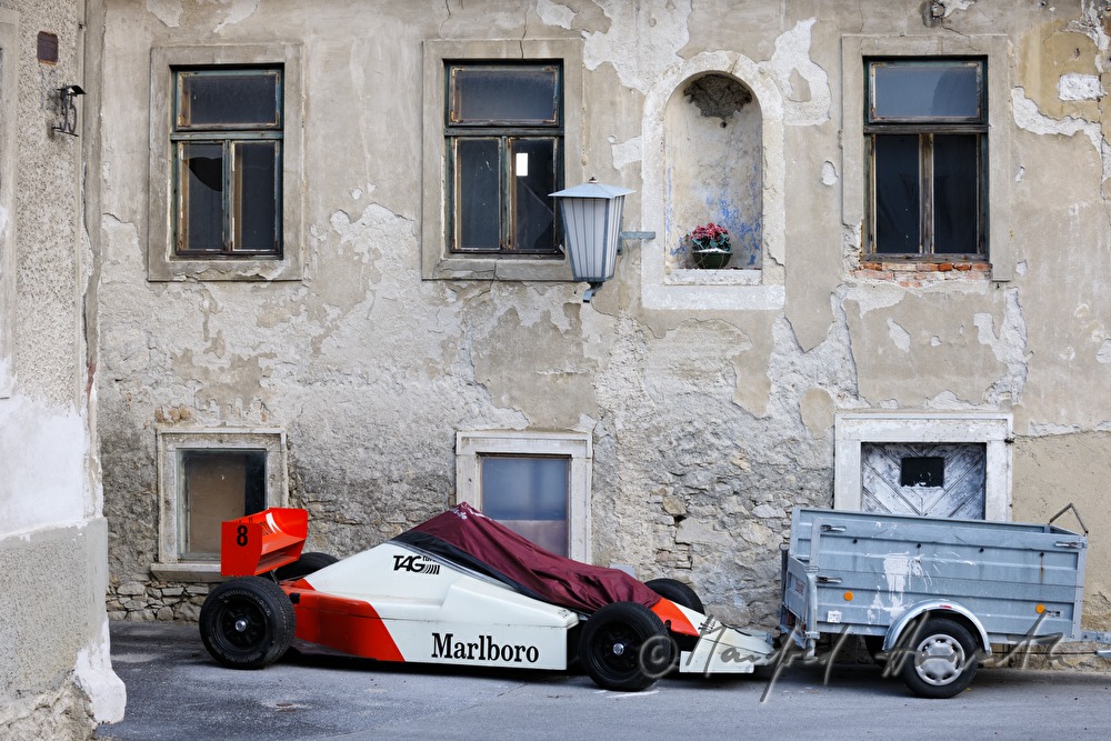 parkendes Rennauto und Anhänger