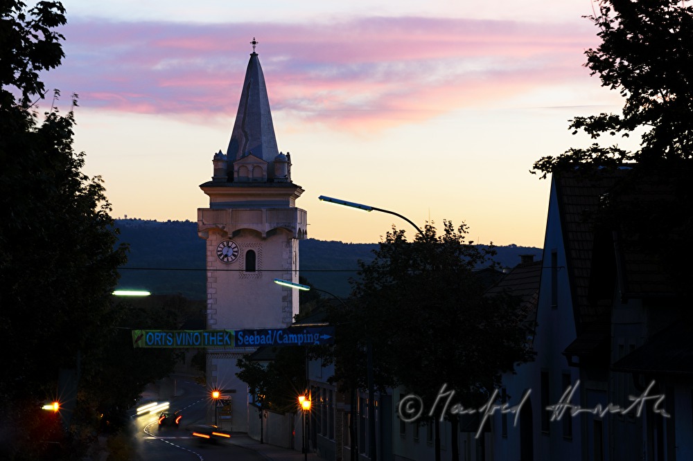 Wehrturm und Hauptstrasse vor dem Leithagebirge