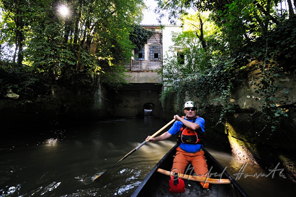 Kajakfahrer bei eine kleinen  Schleuse
