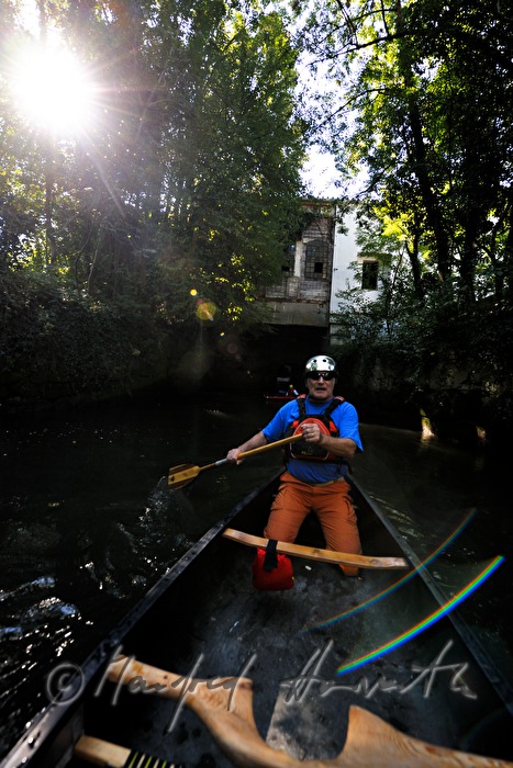 Kajakfahrer bei eine kleinen  Schleuse