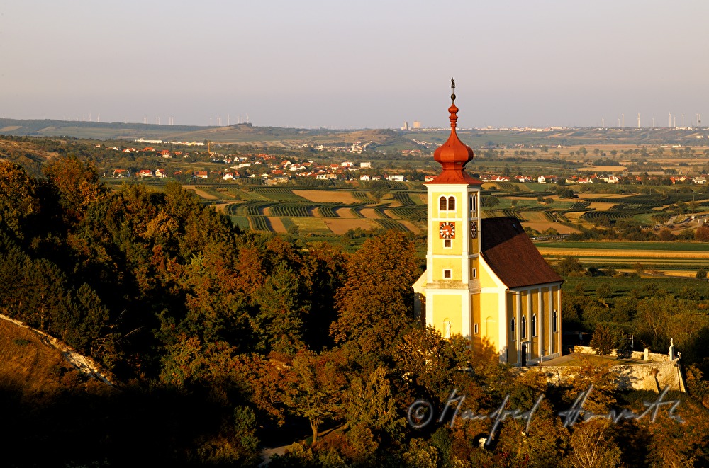 Blick vom Mahdberg auf die Wehrkirche und den Seewinkel