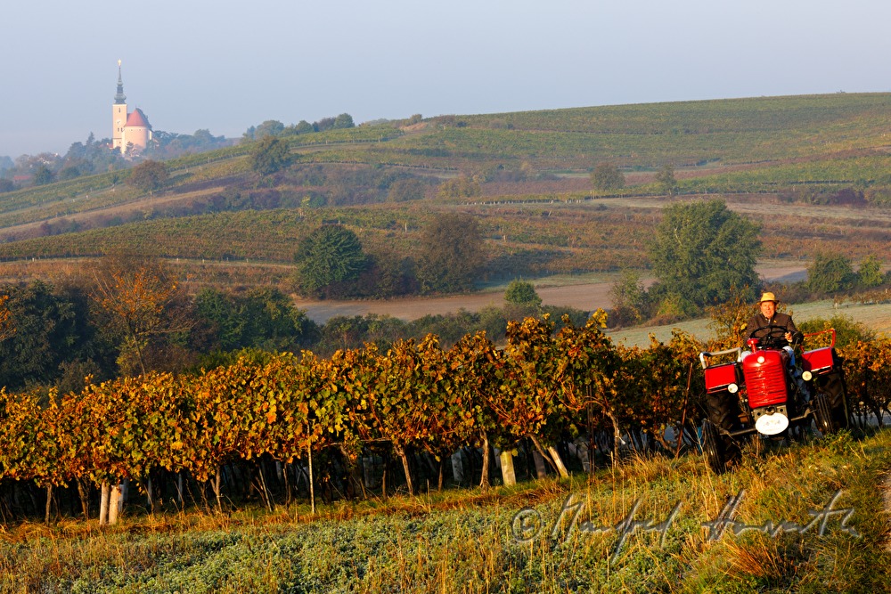 Sonntags-Oldtimer-Traktorfahrt durch die Landschaft