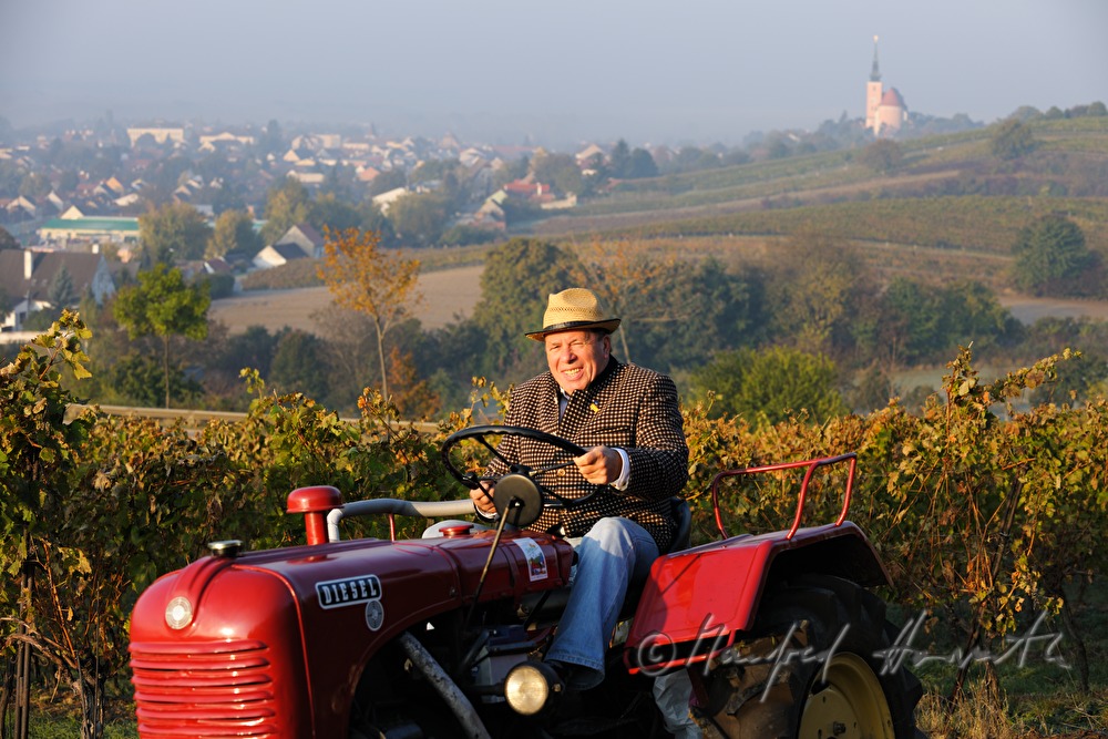 Sonntags-Oldtimer-Traktorfahrt durch die Landschaft