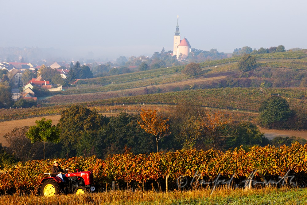 Sonntags-Oldtimer-Traktorfahrt durch die Landschaft