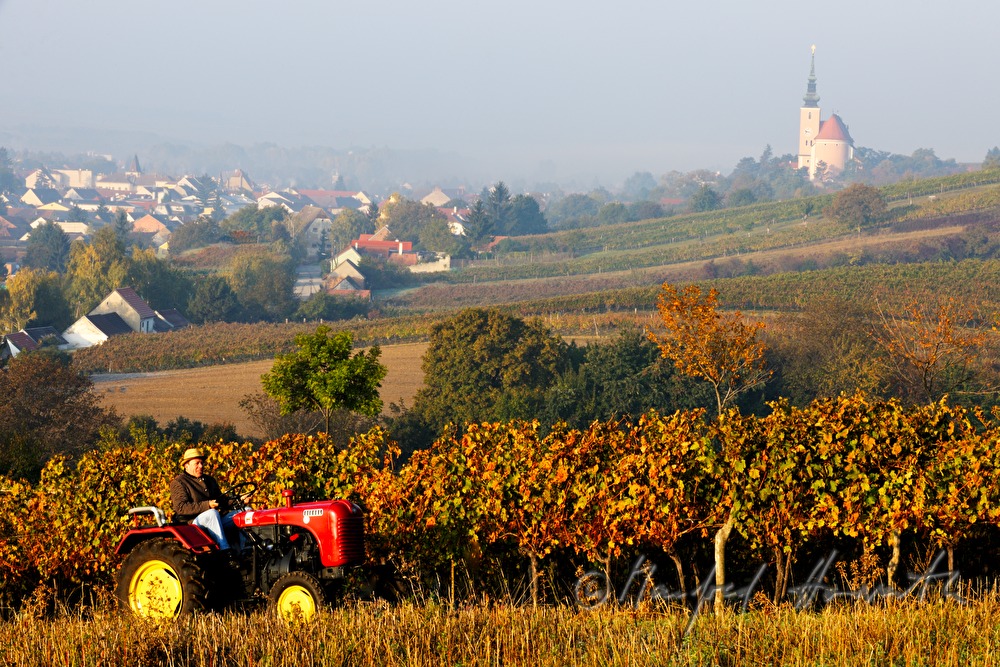 Sonntags-Oldtimer-Traktorfahrt durch die Landschaft