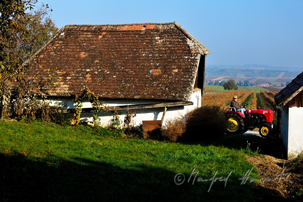 Sonntags-Oldtimer-Traktorfahrt durch die Landschaft