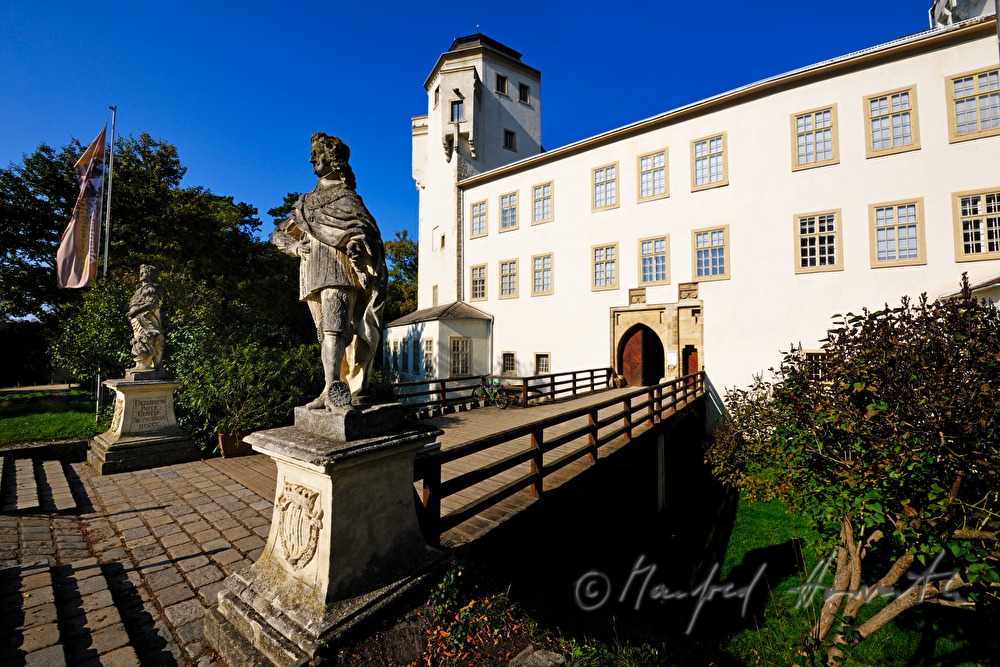 Besucher betreten das Urgeschichte-Museum im Schloss
