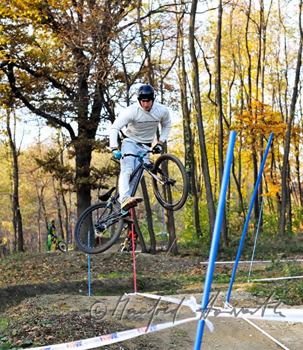 Sprung beim Mountainbike-Rennen