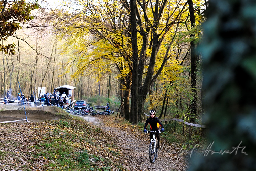 Rennfahrer schieben ihre Räder zum Start