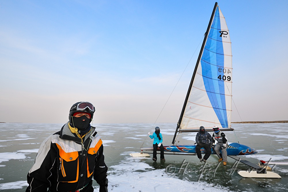 Eissegeln auf dem zugefrorenen See