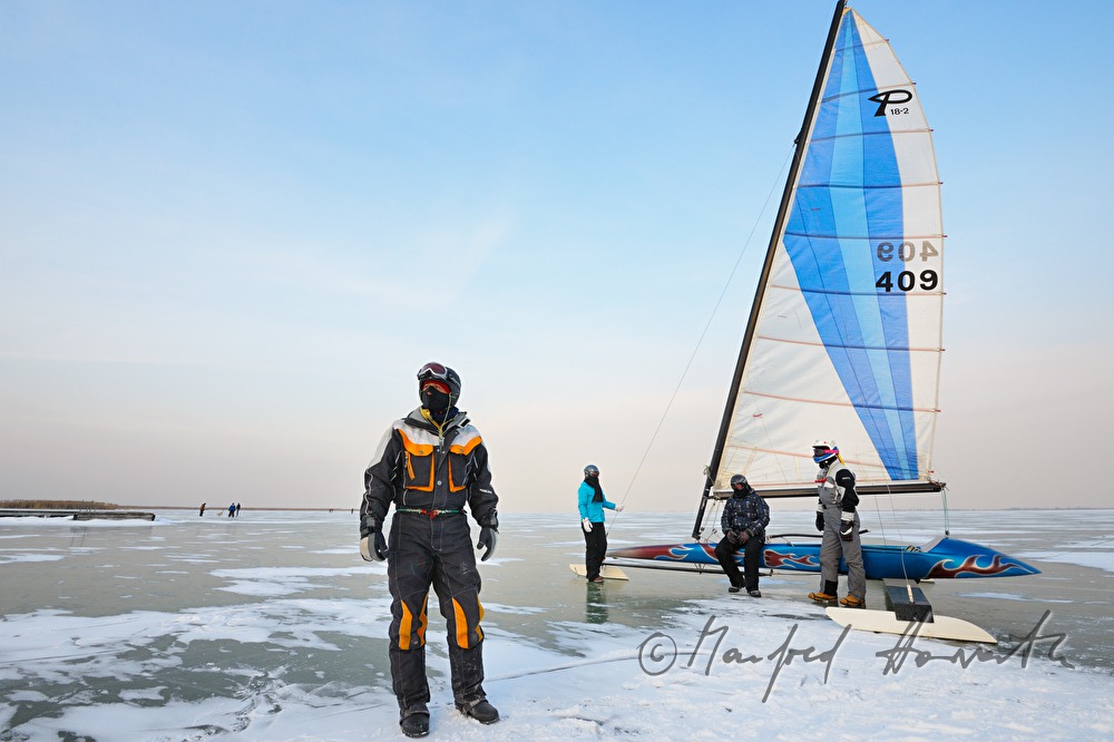 Eissegeln auf dem zugefrorenen See