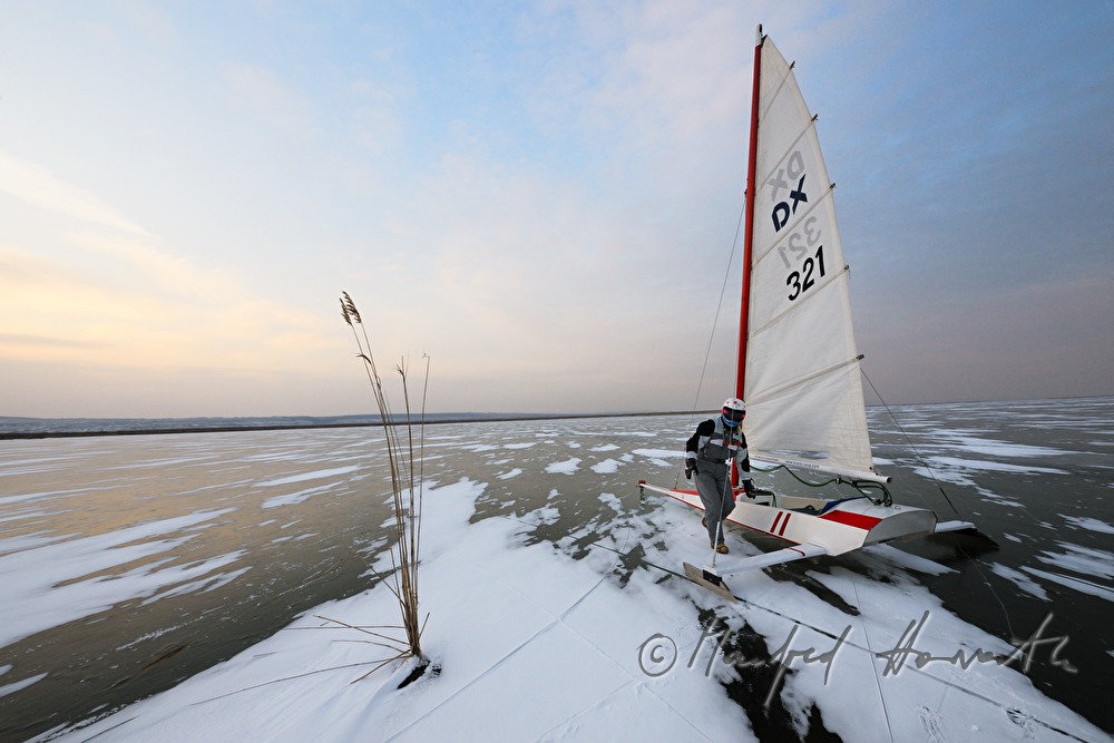 Eissegeln auf dem zugefrorenen See