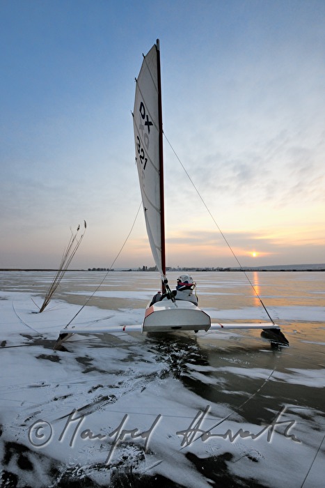 Eissegeln auf dem zugefrorenen See