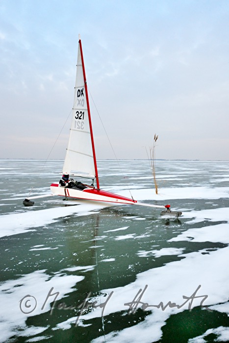 Eissegeln auf dem zugefrorenen See