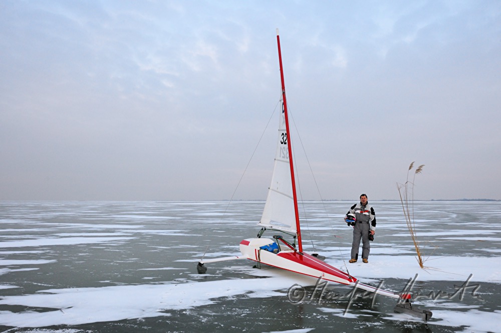 Eissegeln auf dem zugefrorenen See