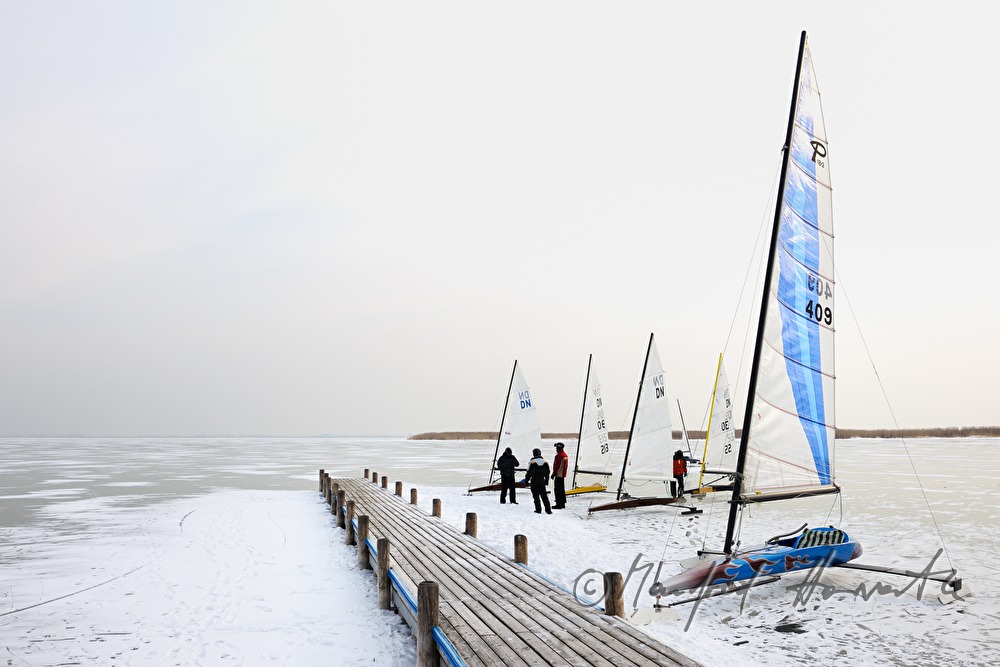 Eissegeln auf dem zugefrorenen See