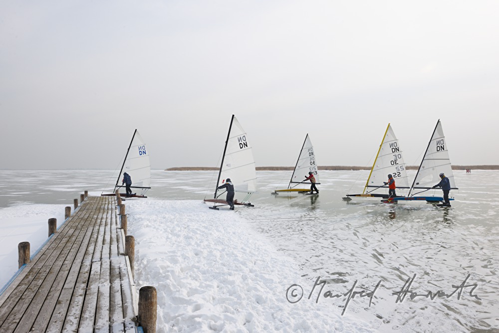 Eissegeln auf dem zugefrorenen See