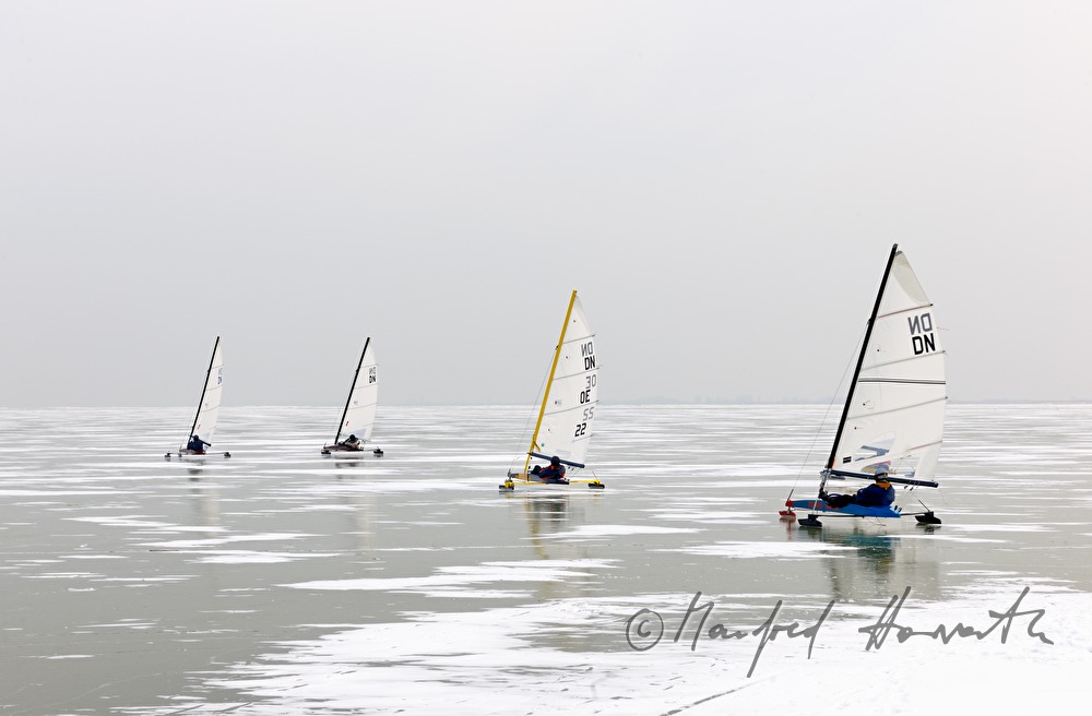 Eissegeln auf dem zugefrorenen See