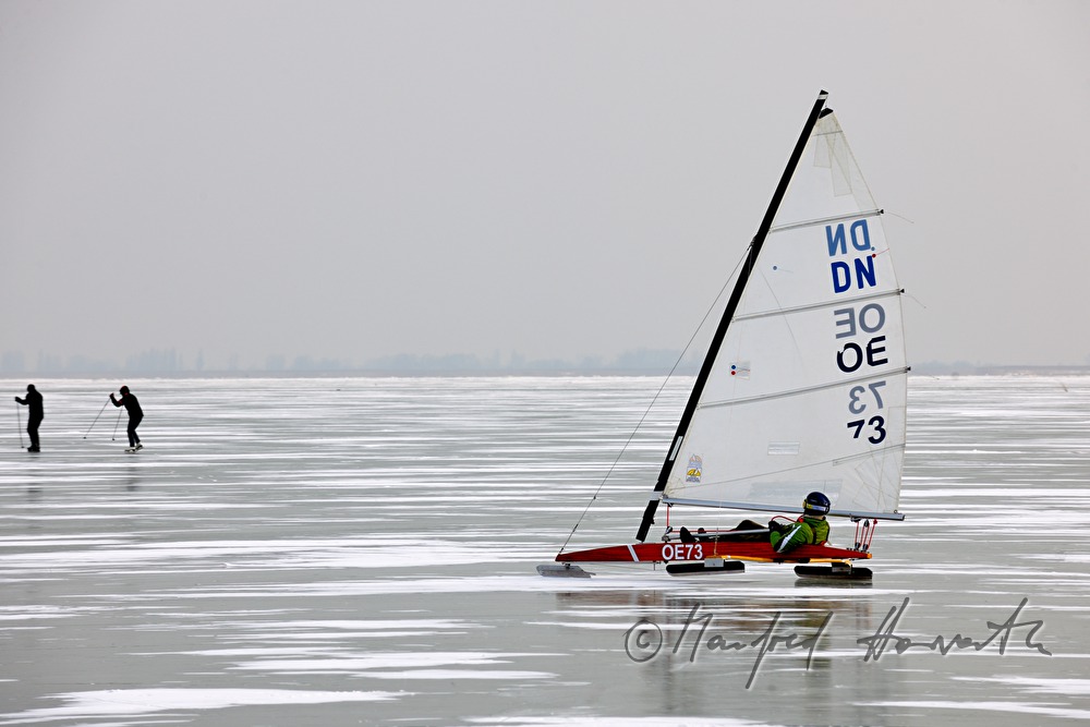 Eissegeln auf dem zugefrorenen See