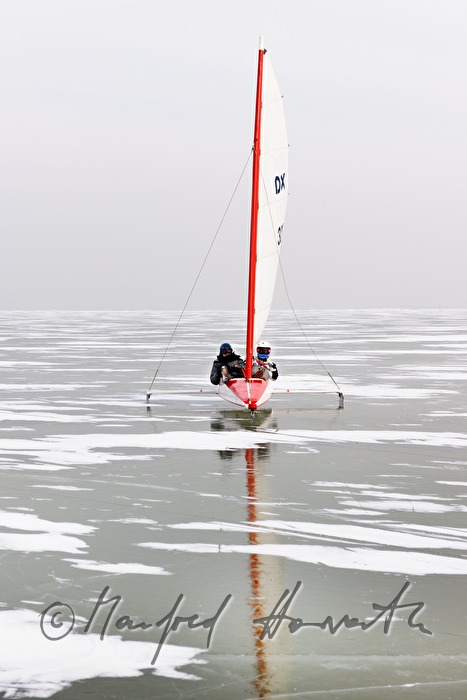 Eissegeln auf dem zugefrorenen See