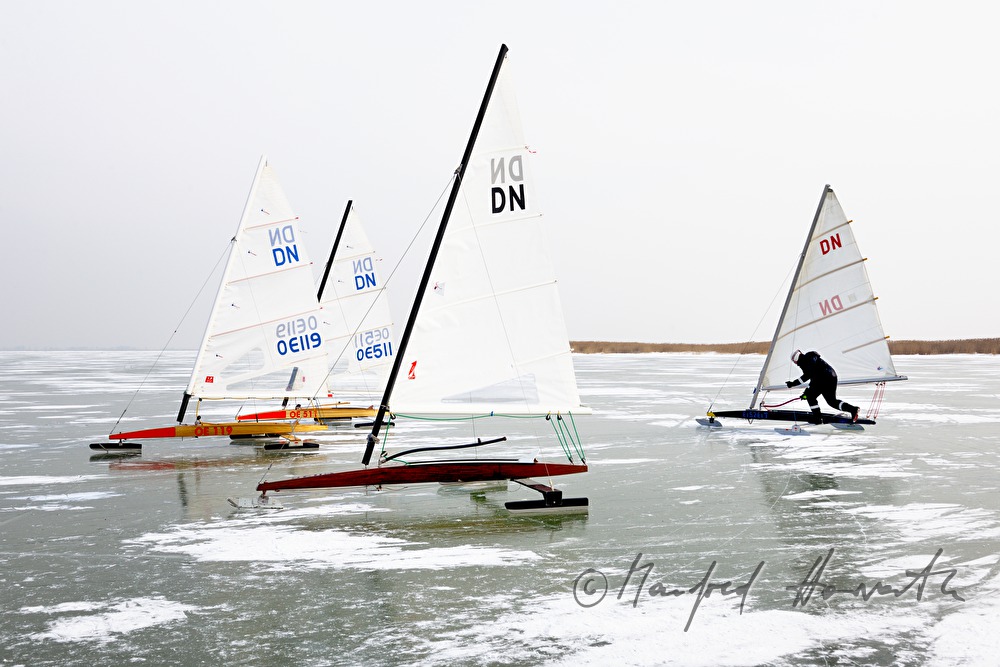 Eissegeln auf dem zugefrorenen See