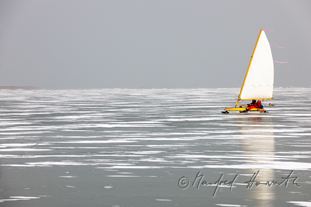 Eissegeln auf dem zugefrorenen See