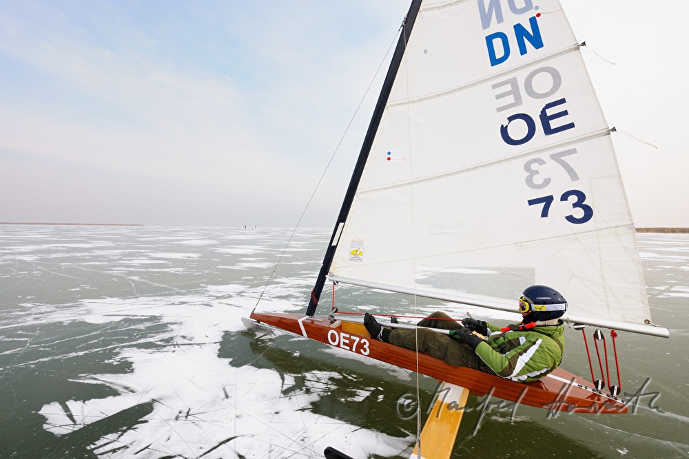 Eissegeln auf dem zugefrorenen See