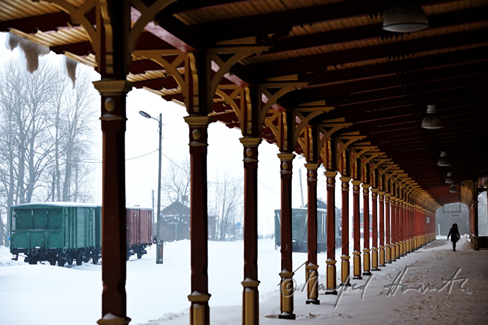 Reisende am Bahnsteig des Bahnhofes