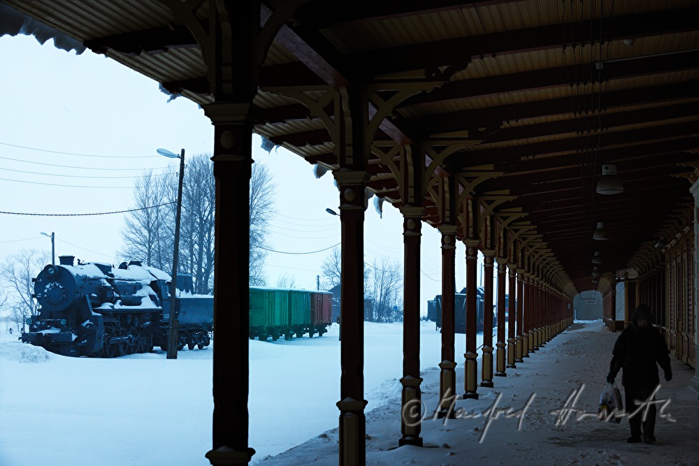 Reisende am Bahnsteig des Bahnhofes