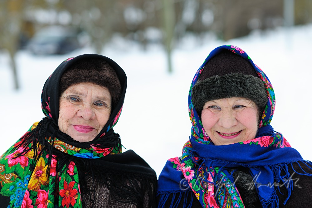 russische Frauen in ihrer Festtagstracht