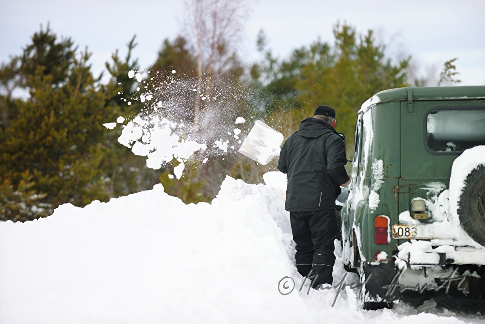 Autofahrer schaufelt sich aus dem Tiefschnee