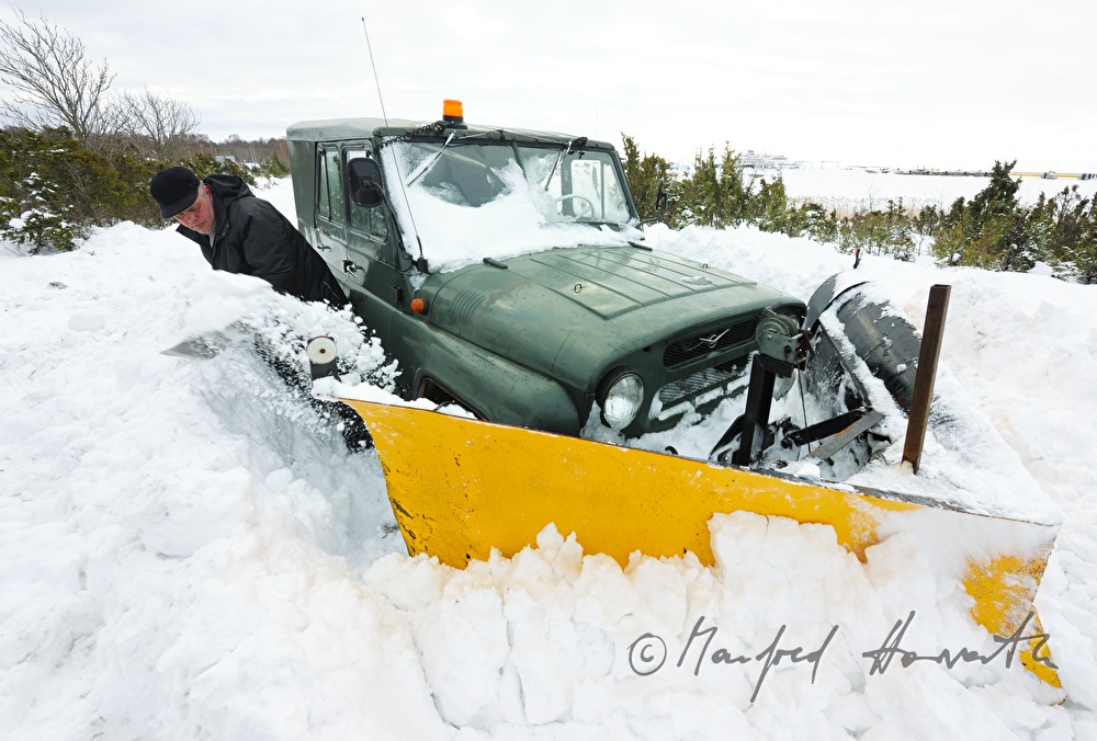 Autofahrer schaufelt sich aus dem Tiefschnee