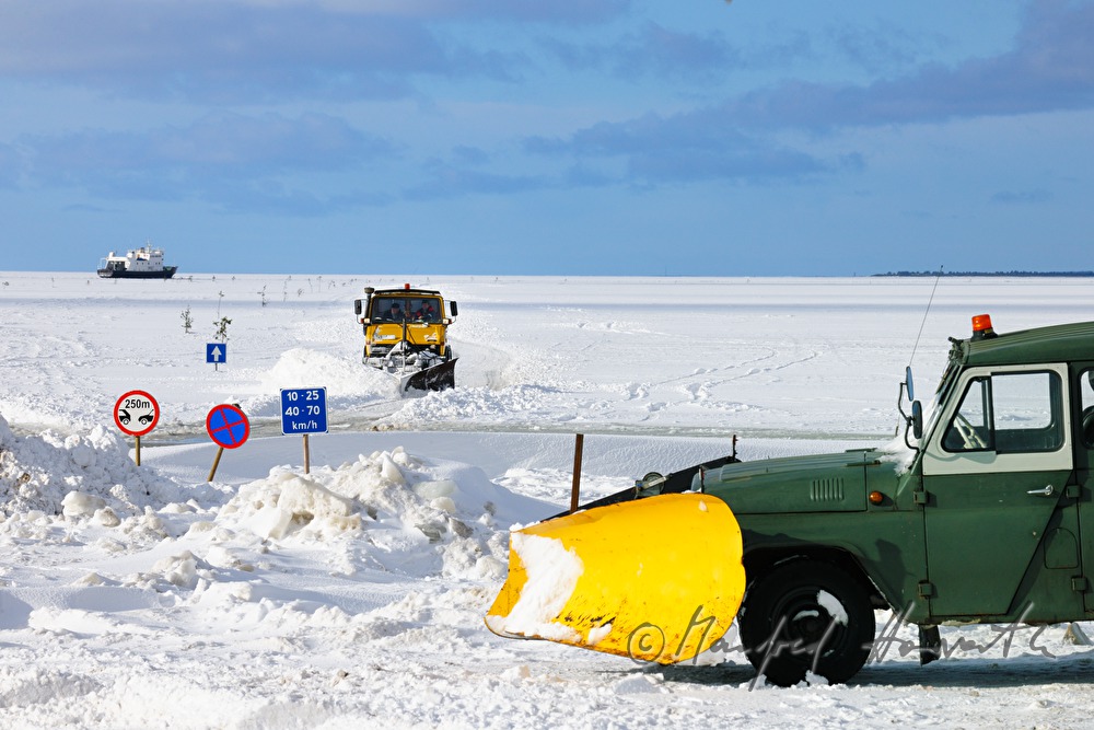 Schneepflug auf der Eisstrasse Haapsalu - Rannarootsi