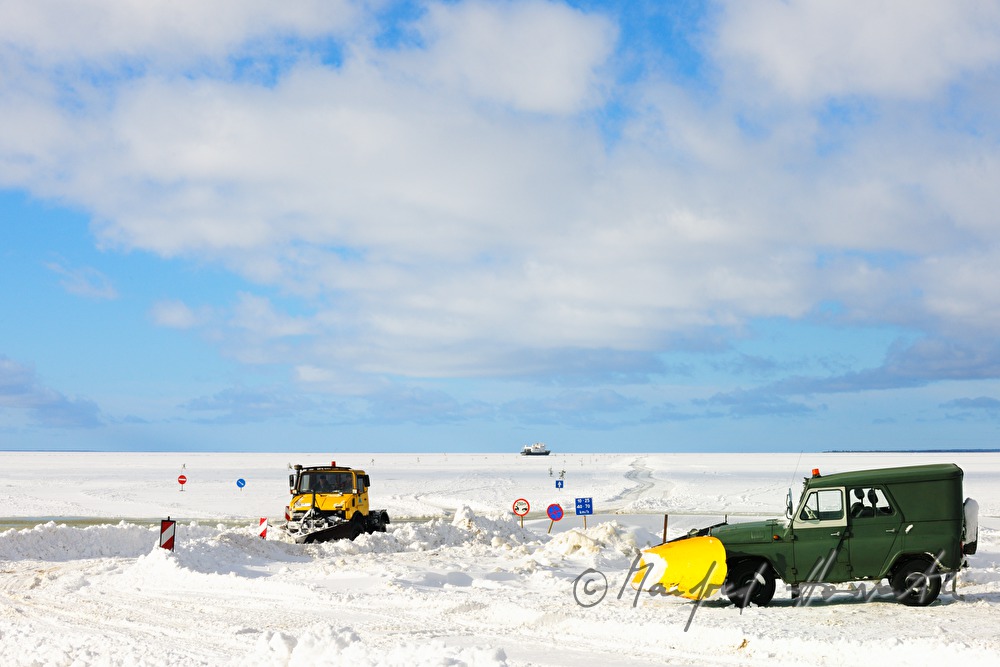 Schneepflug auf der Eisstrasse Haapsalu - Rannarootsi